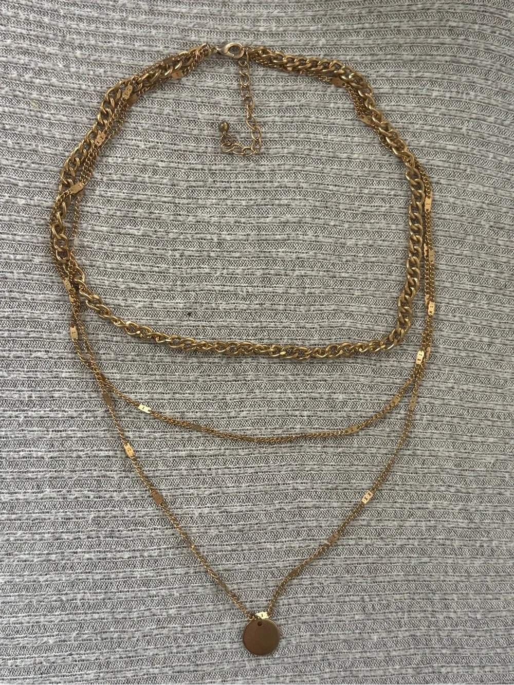 Vintage gold tone 3-stranded & layered adjustable chain necklace w dangly charm